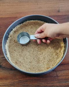 Butterkeksteig wird in Springform gedürckt
